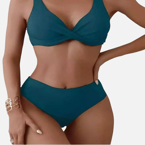 Biquíni verde esmeralda com sutiã estruturado estilo top e calcinha cintura alta básica, tecido liso acetinado