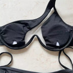Top de biquíni feminino preto com recorte vazado e bojo removível detalhado