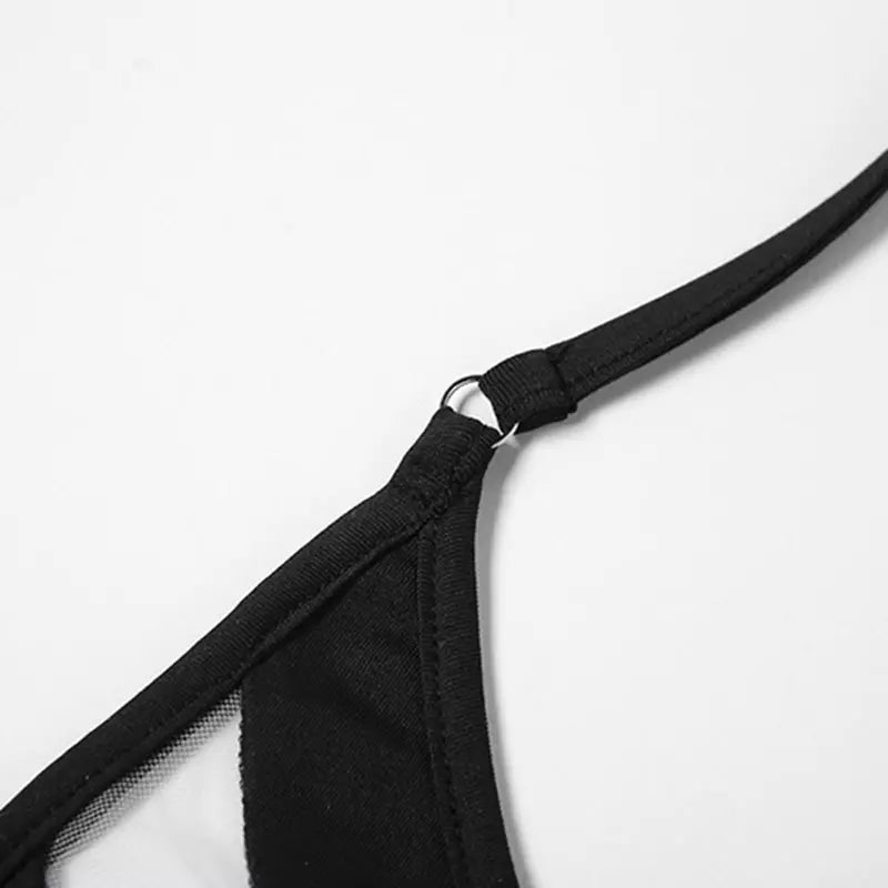 Detalhe da alça ajustável do biquíni feminino preto com argola metálica