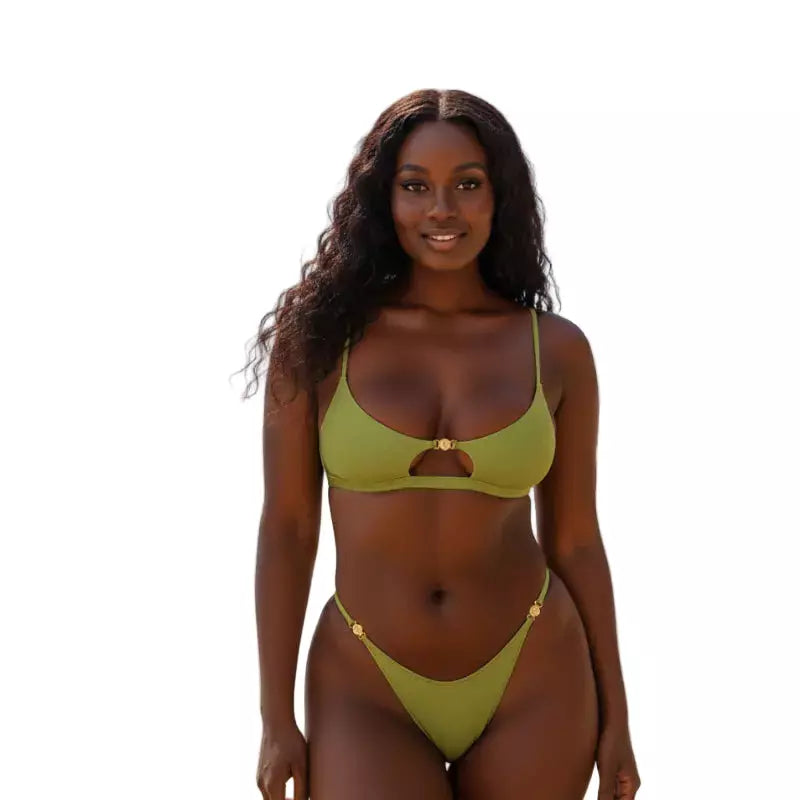 Mulher sorridente usando biquíni verde oliva com detalhe dourado no centro e alças finas