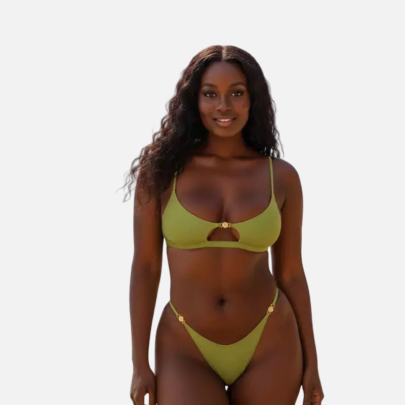 Mulher sorridente usando biquíni verde oliva com detalhe dourado no centro e alças finas