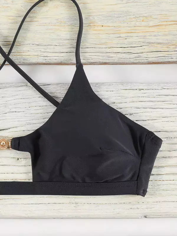 Top de biquíni preto com alças finas cruzadas e fivela dourada lateral