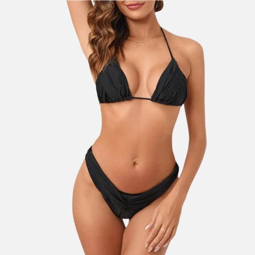 Biquíni preto básico cortininha com calcinha cavada, modelo triangular minimalista para praia e piscina