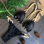 Biquíni preto com alças trançadas bege e detalhes dourados, estilo tropical luxo