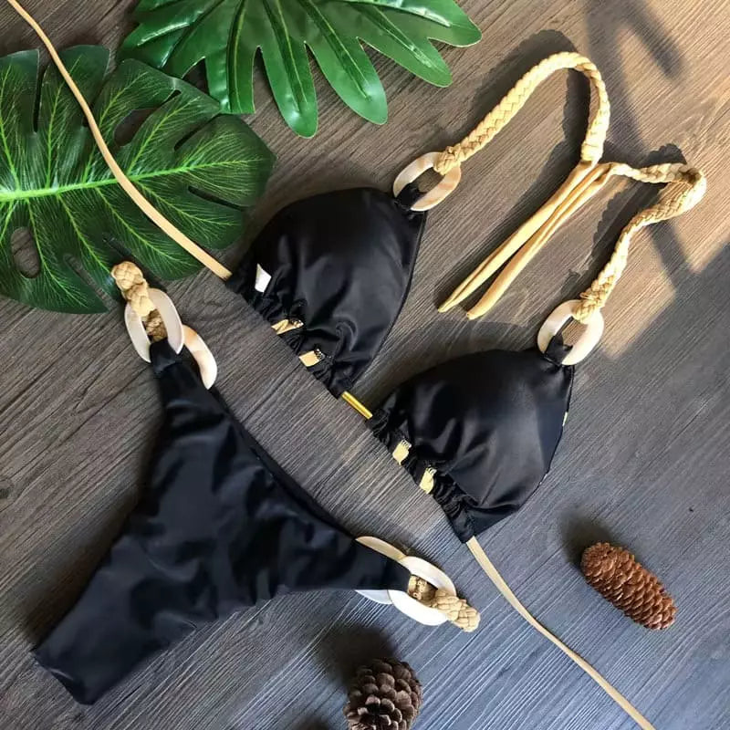 Biquíni preto com alças trançadas bege e detalhes dourados, estilo tropical luxo