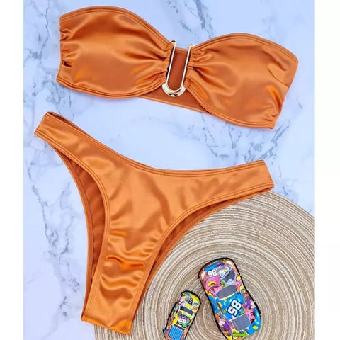 biquíni de cetim Laranja com um top estilo bandeau e uma parte de baixo combinando