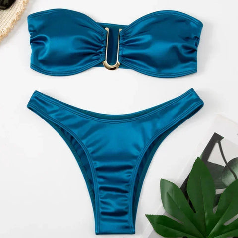 biquíni de cetim azul com um top estilo bandeau e uma parte de baixo combinando