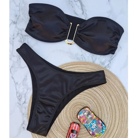 top de biquíni preto estilo bandeau e calcinha combinando