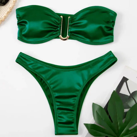 biquíni de cetim verde com um top estilo bandeau e uma parte de baixo combinando