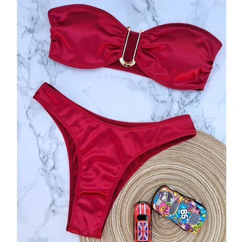 biquíni de cetim vermelho com um top estilo bandeau e uma parte de baixo combinando