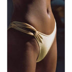 Calcinha biquíni dourada com nó lateral ajustável moda praia verão feminina