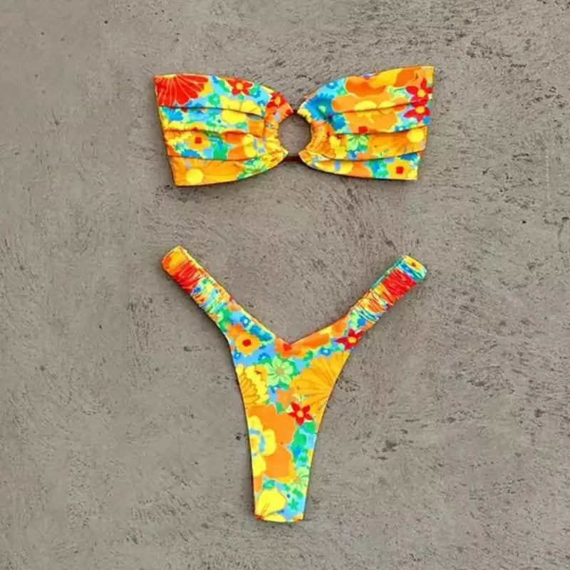 Biquíni estampado com flores , top tomara que caia drapeado com argola e calcinha fio dental.