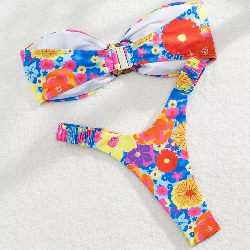 Biquíni floral colorido com top bandeau e calcinha fio dental estampada