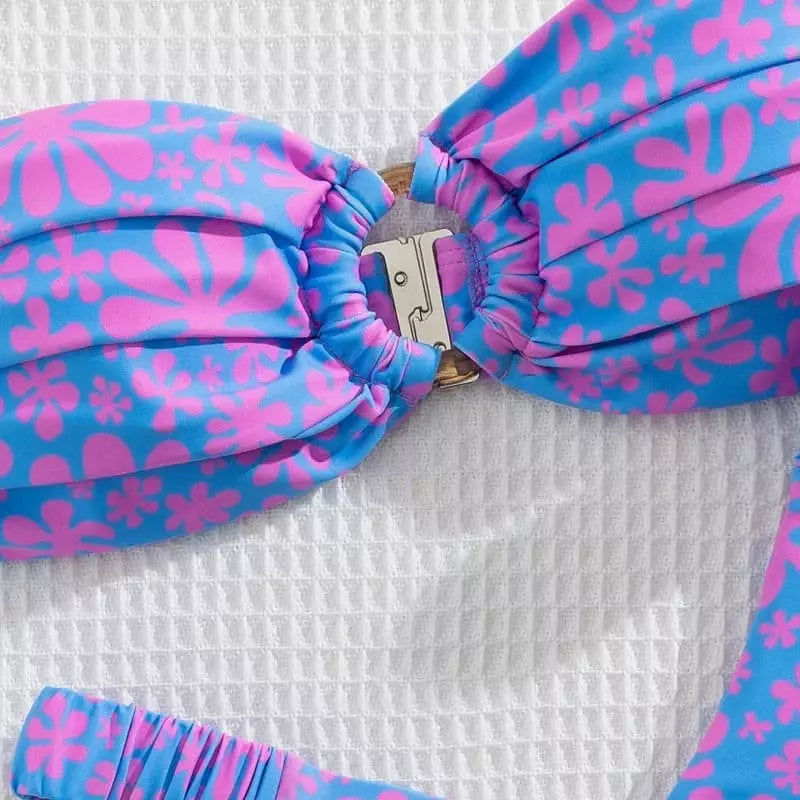 Biquíni top bandeau floral azul e rosa com fivela dourada no centro