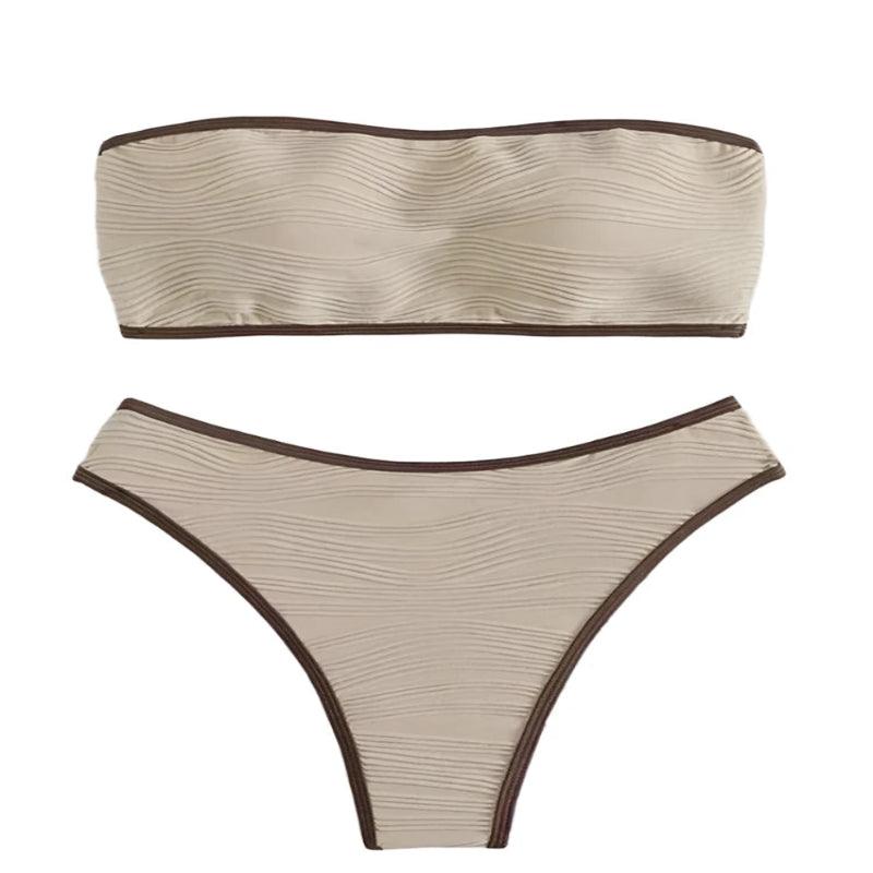 Biquíni tomara-que-caia bege texturizado com viés marrom, com fundo branco 