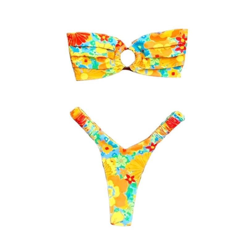 Biquíni floral tomara que caia, estampa tropical em tons de amarelo, laranja e azul turquesa, calcinha cavada estilo asa delta.