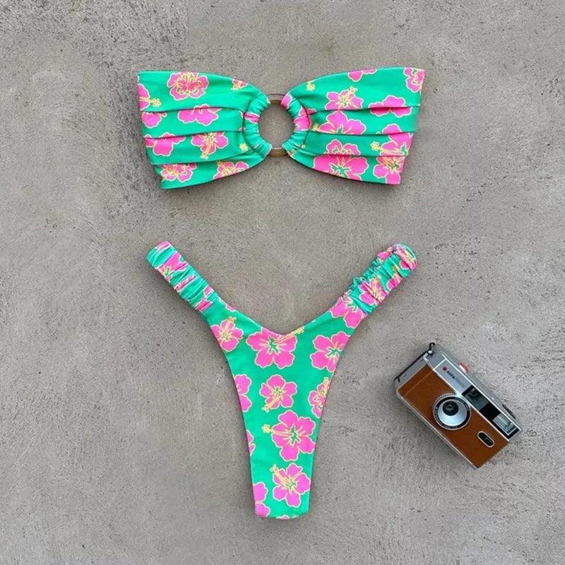 Biquíni estampado com flores rosa em fundo verde água, top tomara que caia drapeado com argola e calcinha fio dental.