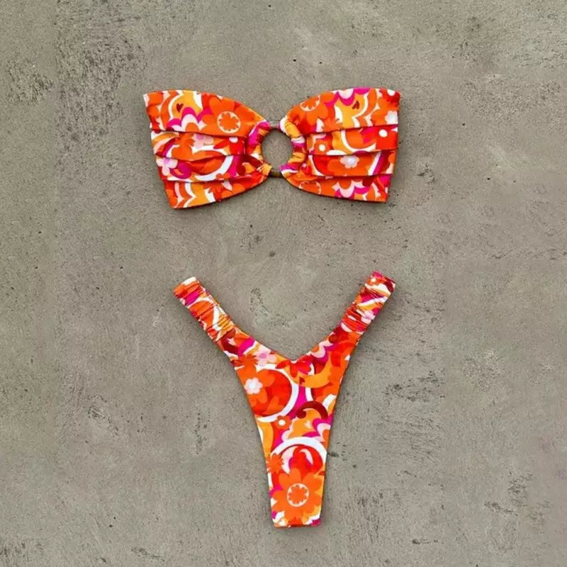 Biquíni estampado retro com padrão floral em tons de laranja e rosa, top tomara que caia plissado com argola central.