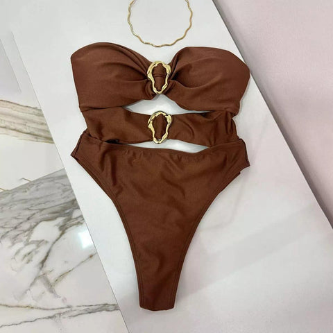 Biquíni marrom tomara que caia com detalhes em argolas douradas e recortes na cintura, calcinha hot pants cintura alta