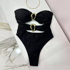 Biquíni preto tomara que caia com detalhes em argolas douradas e recortes na cintura, calcinha hot pants cintura alta