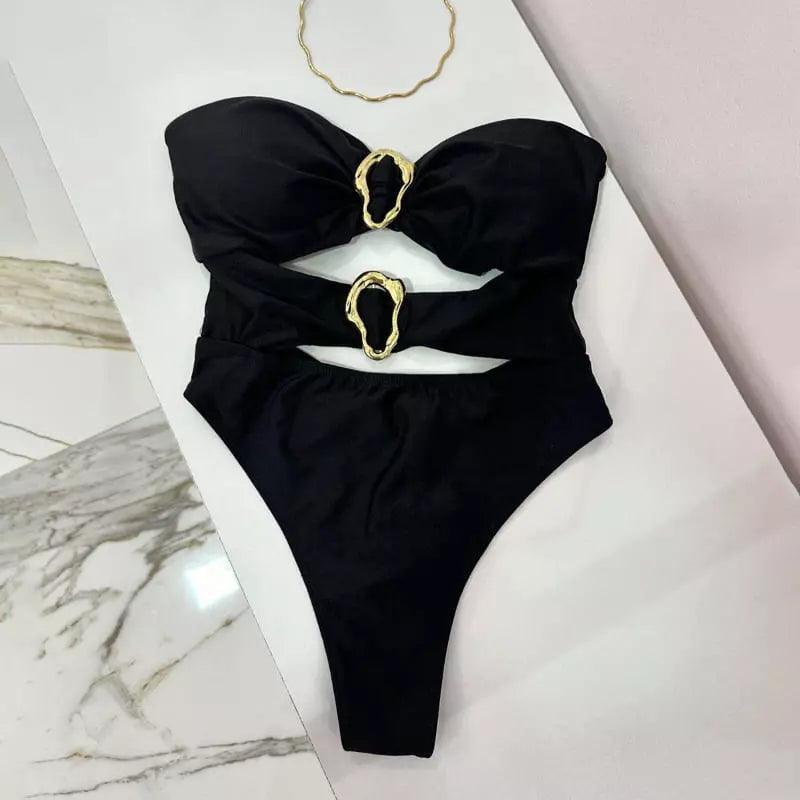 Biquíni preto tomara que caia com detalhes em argolas douradas e recortes na cintura, calcinha hot pants cintura alta