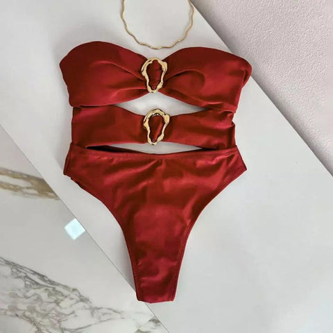 Biquíni vermelho tomara que caia com detalhes em argolas douradas e recortes na cintura, calcinha hot pants cintura alta