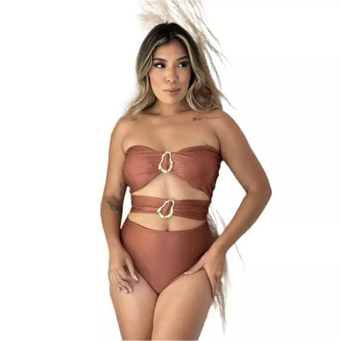 Biquíni tomara que caia marrom com argolas douradas e recortes na cintura, modelo plus size com acabamento acetinado