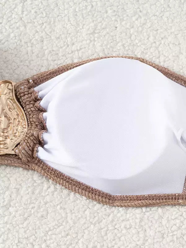 Calcinha de biquíni branca com borda canelada bege e detalhe de broche dourado lateral