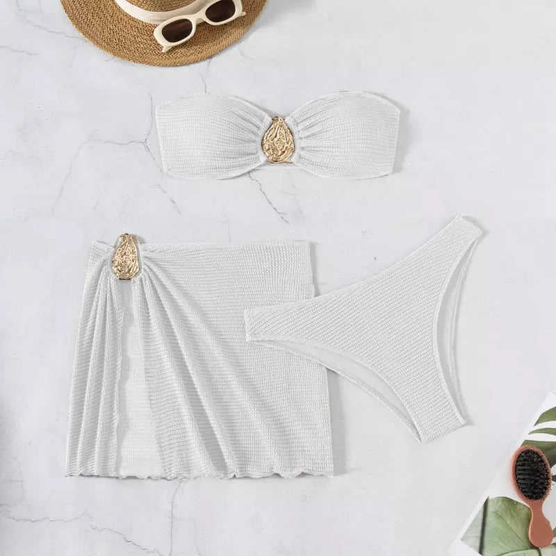 Biquíni branco canelado com broches dourados: top tomara que caia, calcinha e pareô