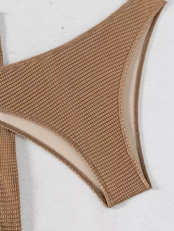 Calcinha de biquíni bege canelada modelo fio dental com cobertura mínima