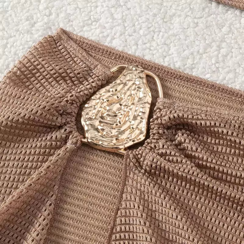 Top de biquíni marrom canelado com broche dourado texturizado no centro