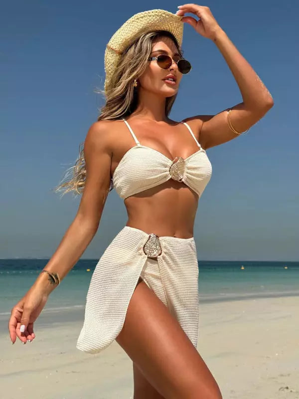 Biquíni branco canelado com broche dourado e pareô de praia com amarração lateral