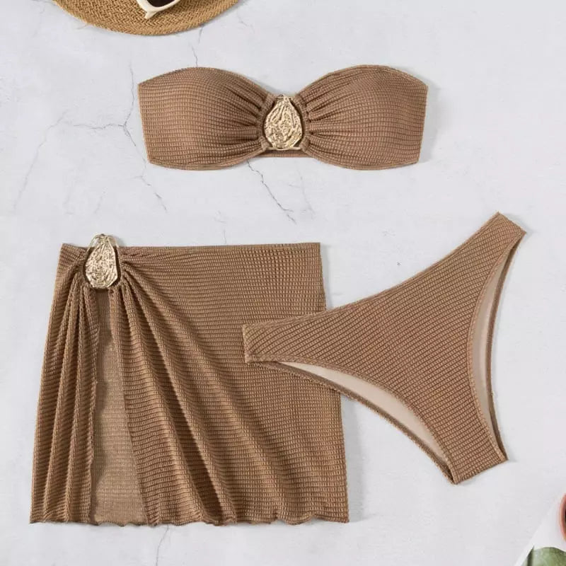 Biquíni bege canelado com broches dourados: top tomara que caia, calcinha e pareô