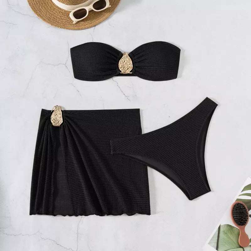 Biquíni preto canelado com broches dourados: top tomara que caia, calcinha fio e pareô