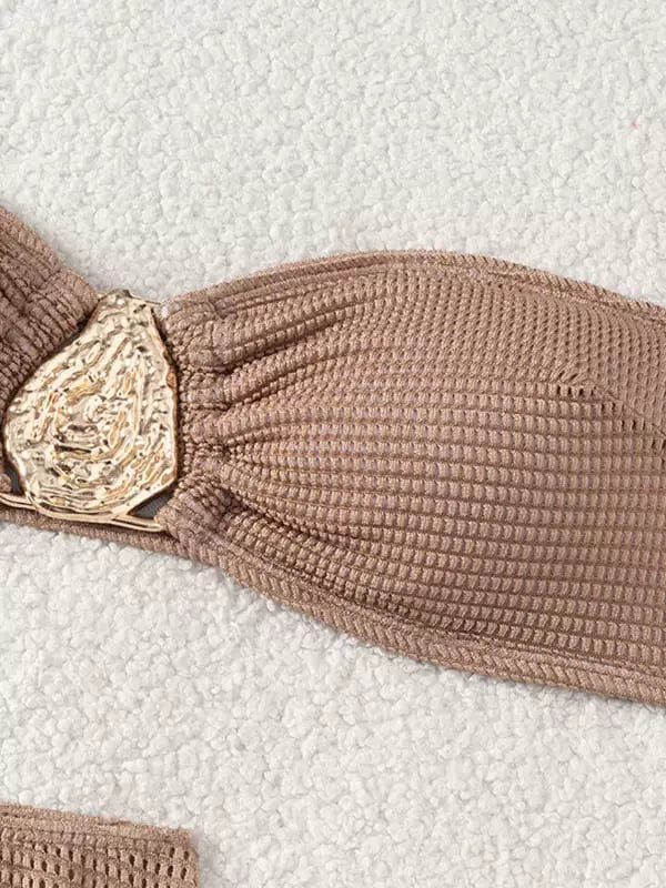 Top de biquíni marrom canelado tomara que caia com broche dourado central