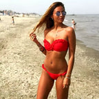 Mulher usando Biquíni Babados Brasil na cor vermelha na praia 