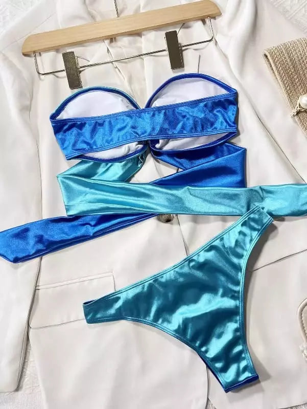 Biquíni em cetim metalizado azul bicolor, top tomara que caia e calcinha tanga com faixas amarração, forro branco