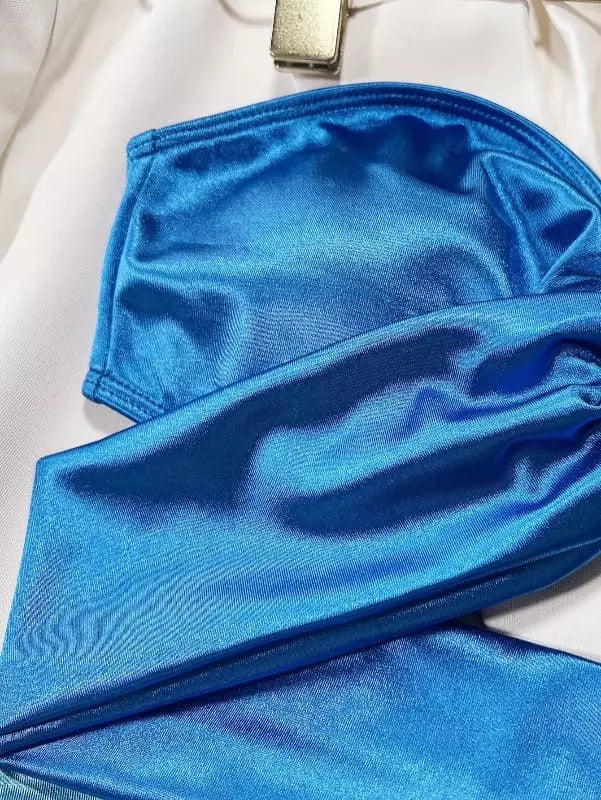 Detalhe do tecido cetim azul royal metalizado, acabamento em costura dupla, textura brilhante e macia