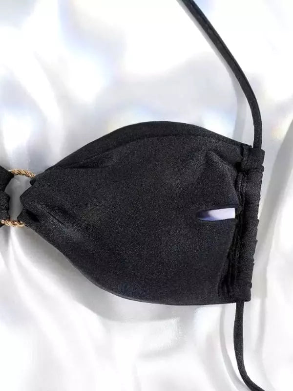 Top de biquíni preto com bojo e corrente dourada lateral