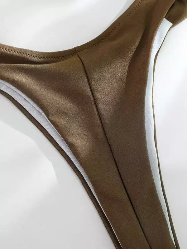 Calcinha de biquíni marrom com acabamento em costura, detalhe close-up moda praia feminina