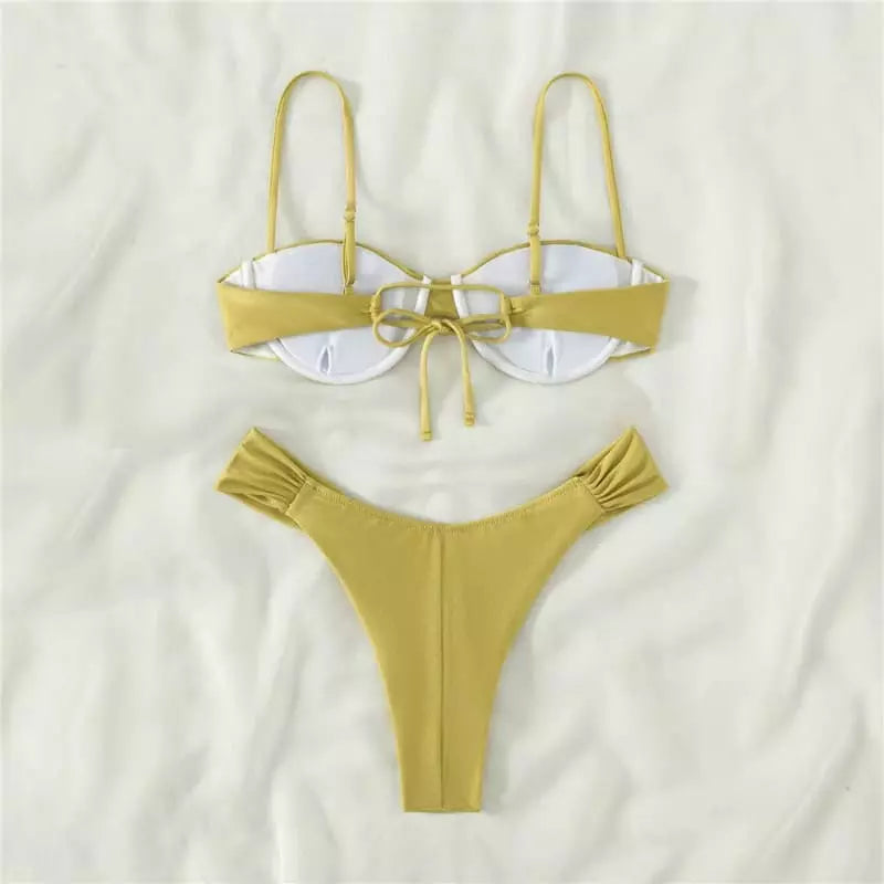 Biquíni amarelo com top estruturado transparente e laço, calcinha fio dental moda praia feminina