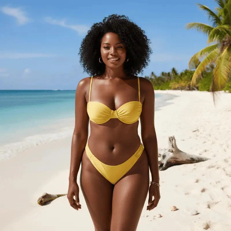 Biquíni amarelo na praia paradisíaca com areia branca e palmeiras, moda praia tropical feminina