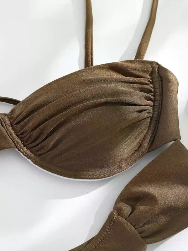 Top de biquíni marrom com bojo estruturado e franzidos, detalhe close-up moda praia feminina