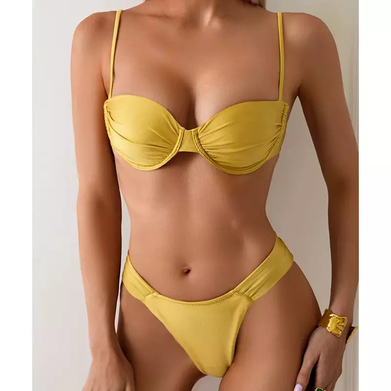 Biquíni amarelo com top estruturado e calcinha cavada, moda íntima feminina estilo sensual