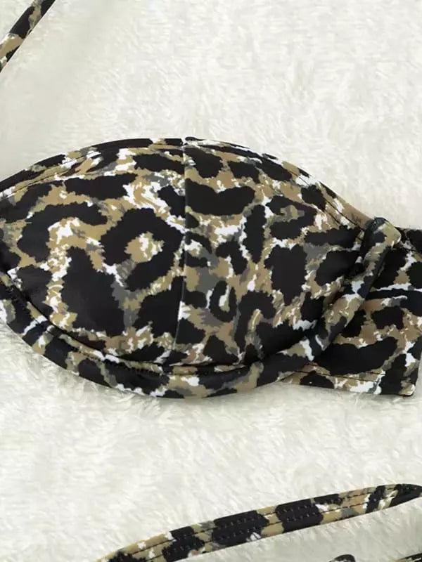 Top de biquíni com bojo estampado animal print oncinha bege, preto e branco