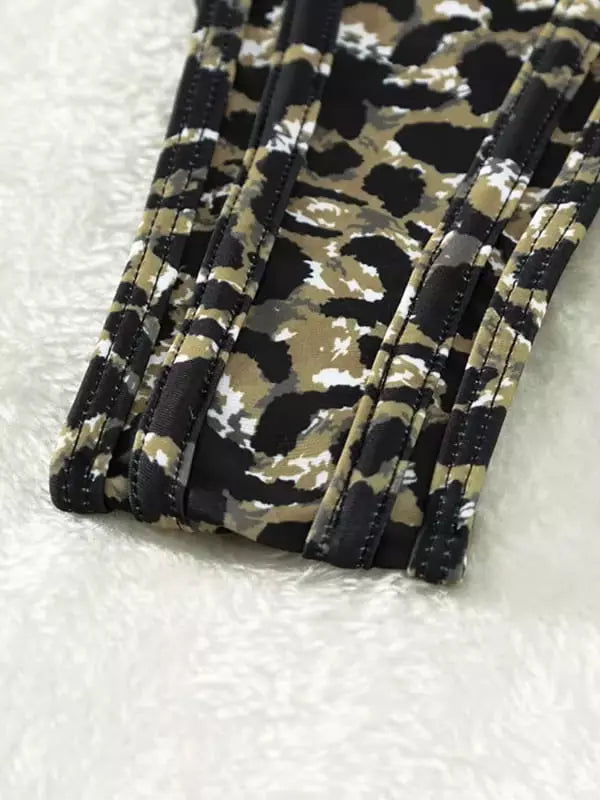 Detalhe de alças reguláveis de biquíni com estampa animal print oncinha bege e preto