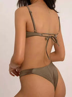 Biquíni bege com amarração nas costas e detalhes franzidos, moda praia feminina nude elegante.