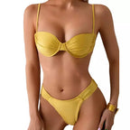 Biquíni amarelo de duas peças com top push-up e calcinha fio dental, estilo sexy e moderno para praia.