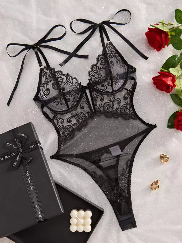 Conjunto lingerie preta rendada com sutiã com laços e calcinha com tiras laterais sexy.