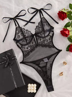 Conjunto lingerie preta rendada com sutiã com laços e calcinha com tiras laterais sexy.